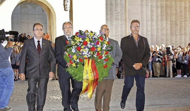 Beim Besuch zum 30-jhrigen Bestehen d...bei der Last Post einen Kranz nieder.   | Foto: gemeinde seelbach