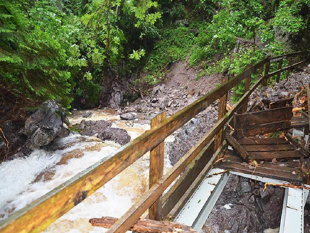 Zerstrter Steg im &#8222;Kessel&#8220;, dem Zentrum der Lotenbachklamm.  | Foto: Friedbert Zapf