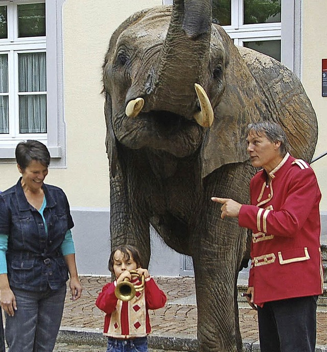 Dieses Bild ist 2011 vor dem Rathaus  ...anden, links Gabriele Whrle-Metzger.   | Foto: Archivfoto:  Sahli