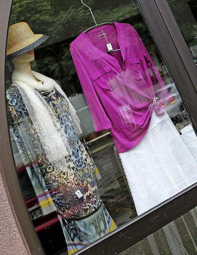 Kleidung aus zweiter Hand bekommt man ...ch, hier ein Schaufenster in Stetten.   | Foto: Katharina Bartsch