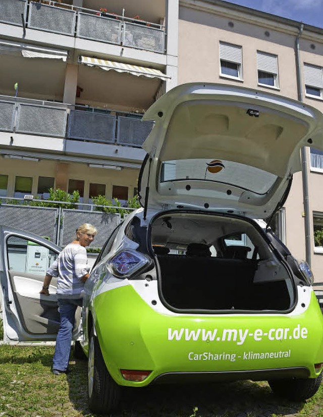 Die Sozialstation, hier steigt Monika ...y e-car und ist damit sehr zufrieden.   | Foto: Peter Gerigk