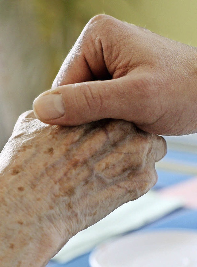 Gemeindeteams besuchen ltere Menschen...eten auch Hilfe fr Alleinerziehende.   | Foto: dpa