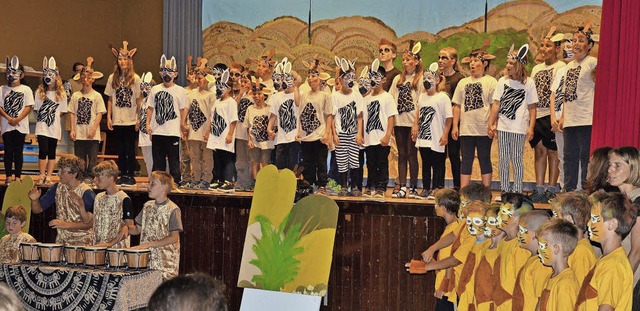 Eine groartige Kinder-Musical-Auffhr...enau mit &#8222;Tuishi pamoja&#8220;.   | Foto: Georg Diehl