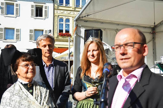 Weindorf-Erffnung:  (von links) Paula...n Melissa Fnfgeld n), Thomas Wagner.   | Foto: N.Trenz