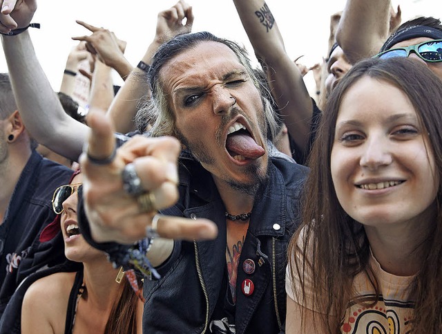 Festivalbesucher stehen bei  &#8222;Rock am Ring&quot; vor der Hauptbhne.  | Foto: dpa