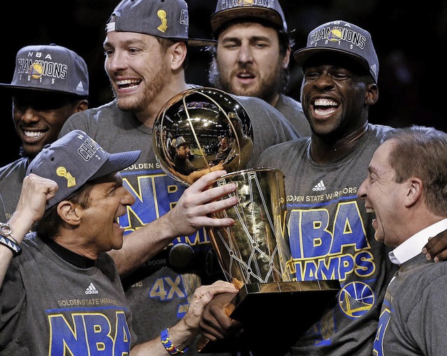 Feiern den Titelgewinn: Warriors-Spiel...rn Peter Guber (links) und Joe Lacob.   | Foto: afp