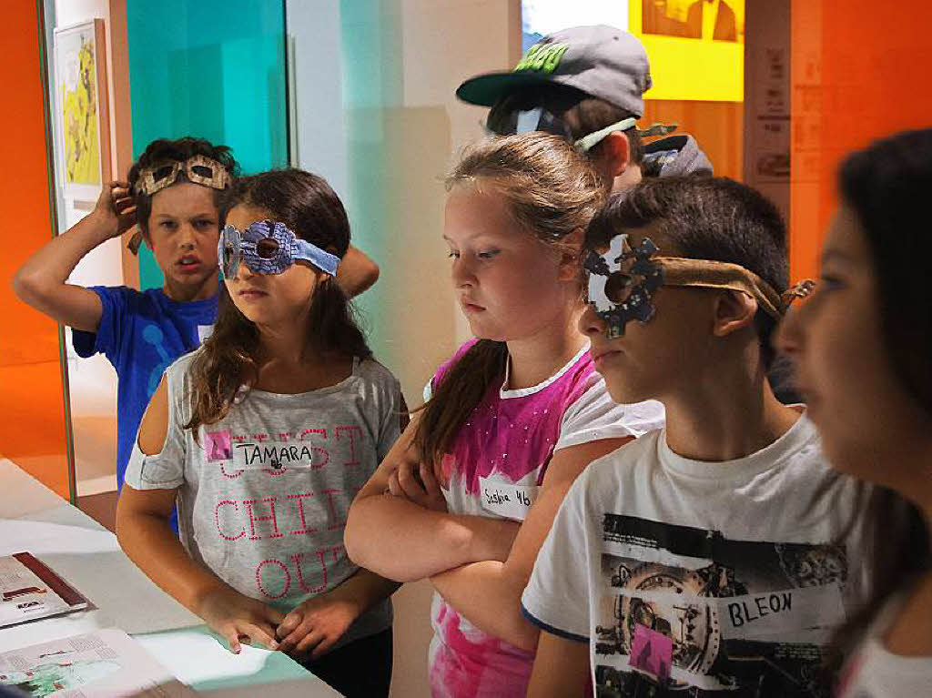 Die Kinder lauschten gespannt. Die Kinder lauschten gespannt.