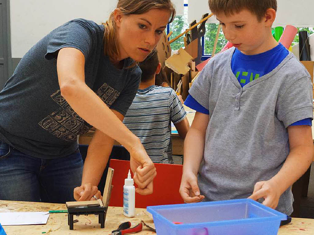 Sarah Kingston vom Vitra-Design-Museum unterstützte die Kinder mit Rat und Tat. Sarah Kingston vom Vitra-Design-Museum unterstützte die Kinder mit Rat und Tat.