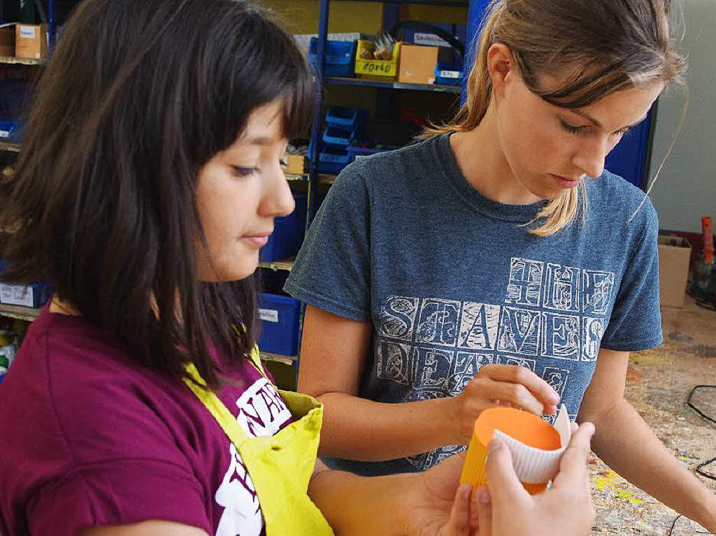 Sarah Kingston vom Vitra-Design-Museum unterstützte die Kinder mit Rat und Tat. Sarah Kingston vom Vitra-Design-Museum unterstützte die Kinder mit Rat und Tat.