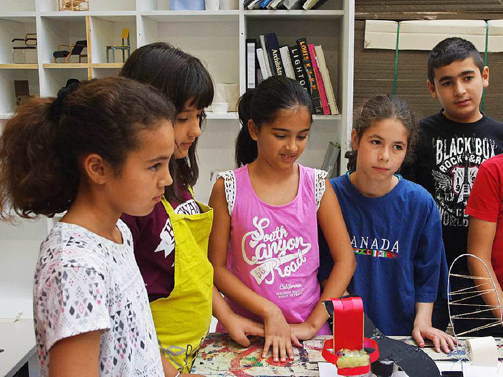 Die Kinder stellten sich gegenseitig ihre Design-Ideen vor. Die Kinder stellten sich gegenseitig ihre Design-Ideen vor.