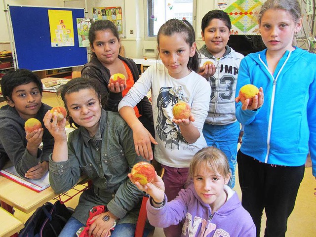 Die Kinder zeigen ihre gefilzten Blle.   | Foto: Dorothea Halter