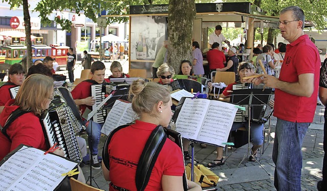 Musikalische Unterhaltung auf dem Std... Akkordeonmusik und dem Bergland-Trio   | Foto: Weber, meier