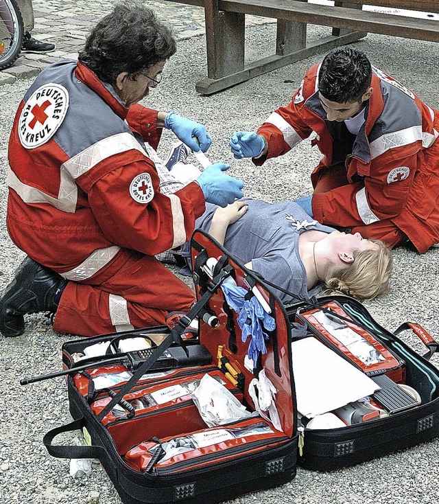 Die Notfalldarstellungsgruppe demonstr... den Einsatz bei einem Fahrradunfall.   | Foto: Schweizer