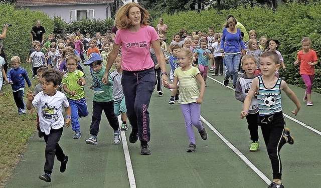 Erstmal aufwrmen: 126 Kinder starten ...er &#8222;Bewegungs-Olympiade&#8220;.   | Foto: Dorothee Philipp