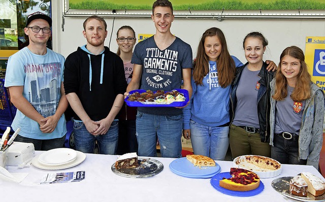 Kuchenverkauf vor dem Schmitd&#8217;s ...n von der Jugendkapelle Gndelwangen.   | Foto: scheu