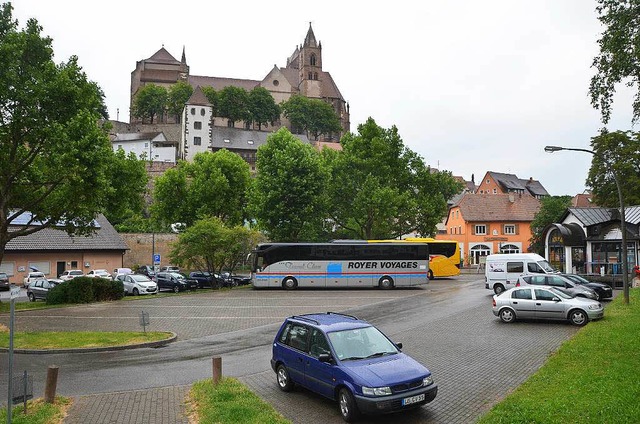 Dass immer noch viele Busse durch die ... zahlreichen Brgern ein Dorn im Auge.  | Foto: Sebastian Scheffel
