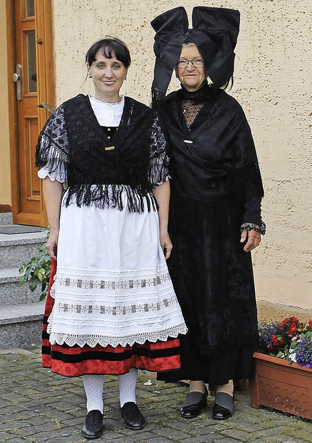 Haben selbst noch Trachten: Tamara Krmer (links) und Gerda Fischer  | Foto: hans spengler