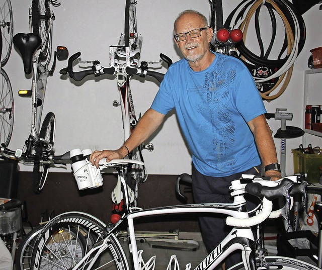 Toni Bucher in seinem Fahrradkeller mit dem &#8222;Schnwetterrad&#8220;   | Foto: theo weber