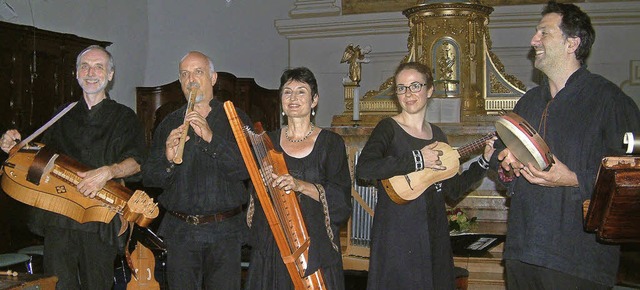 <Text>Mit Pilgerliedern und Instrument...euggen zurck ins Mittelalter</Text>.   | Foto: Roswitha Frey