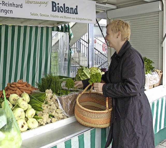 Der Stand mit Biogemse und Obst von H... Umwelttage wird der Betrieb besucht.   | Foto: Archivfoto: Langelott
