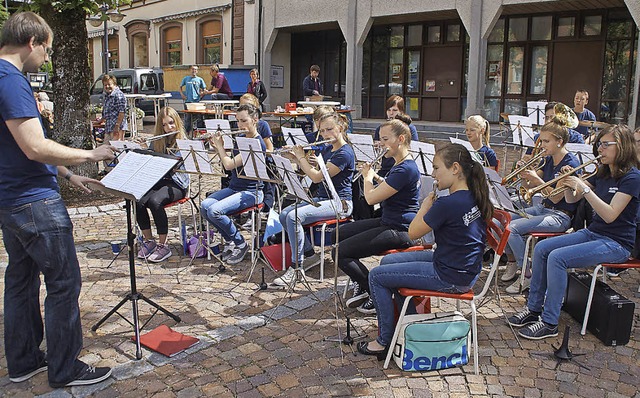 Die Jugendabteilung der Todtnauer Stad...skonzert zum 20. Wochenmarktjubilum.   | Foto: Verena Wehrle