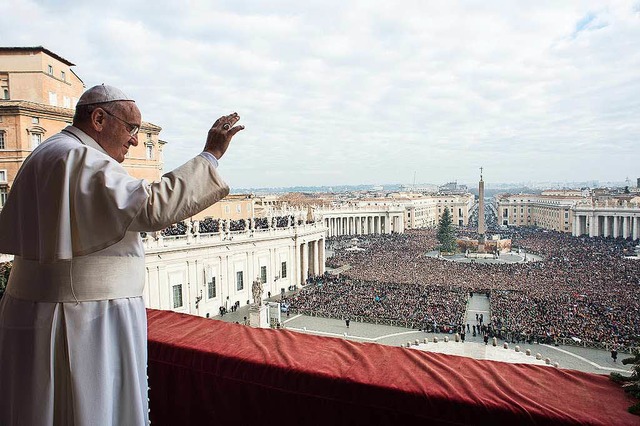 Franziskus auf dem Balkon des Petersdoms in Rom   | Foto: AFP