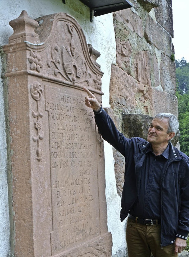 Florian Zwiebelhofer am  Grabstein sei... auf eigene Kosten  restaurieren lie.  | Foto: Sylvia-Karina Jahn