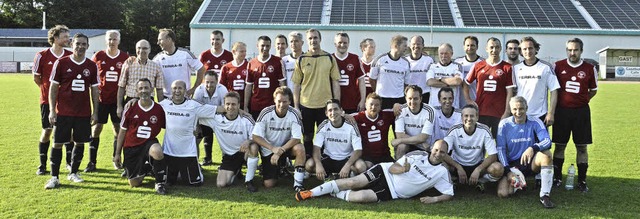 Die Finalteams Elzach (in Rot) und berlingen (in Wei) nach dem Endspiel   | Foto: Tobias Winterhalter