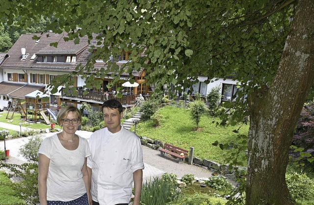 Unter der Linde, vor der Linde: Katri ...nten: Lindenblten haben Heilwirkung.   | Foto: Dieter Erggelet