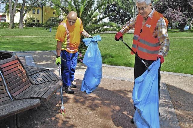 OB greift selbst zu Greifzange und Sack