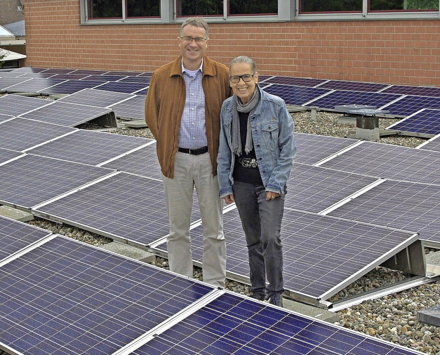 Ortsvorsteherin Karin Reichert-Moser f...arbeit beim Aufbau der 90 Solarzellen.  | Foto: Rolf Reißmann