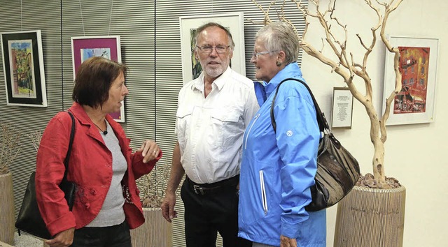 Ins Gesprch kamen die Besucher mit Ma...s ber sich und seine Werke erzhlte.   | Foto: Hans-Jrgen Hege