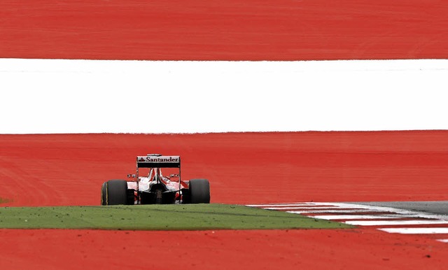 Roter Renner in rot-wei-rotem Umfeld:... Vettel auf der Strecke von Spielberg   | Foto: dpa