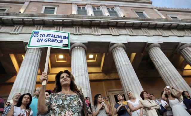In Athen gehen in diesen Tagen viele M...eren fordern den Austritt des Landes.   | Foto: dpa