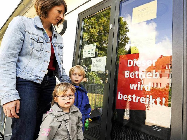 Geschlossen wegen Streiks: Fr die Aus...elerorts die Gebhren zurckerstattet.  | Foto: dpa