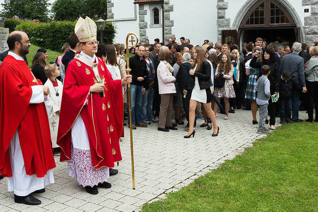Nach der Firmung vor der katholischen Kirche Grafenhausen. Pfarrer Thomas Schwarz und Erzbischof Stephan Burger