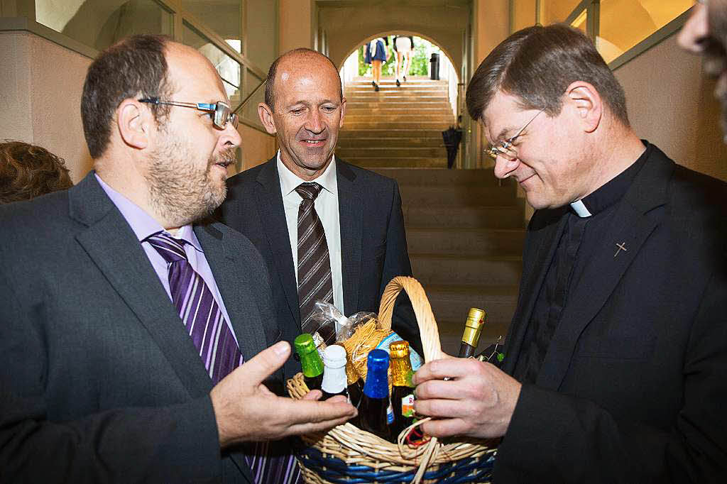 Ein kleines Prsent von der Pfarrgemeinde fr den hohen Gast (von links): Wolfgang Duttlinger, Brgermeister Christian Behringer und Erzbischof Stephan Burger.