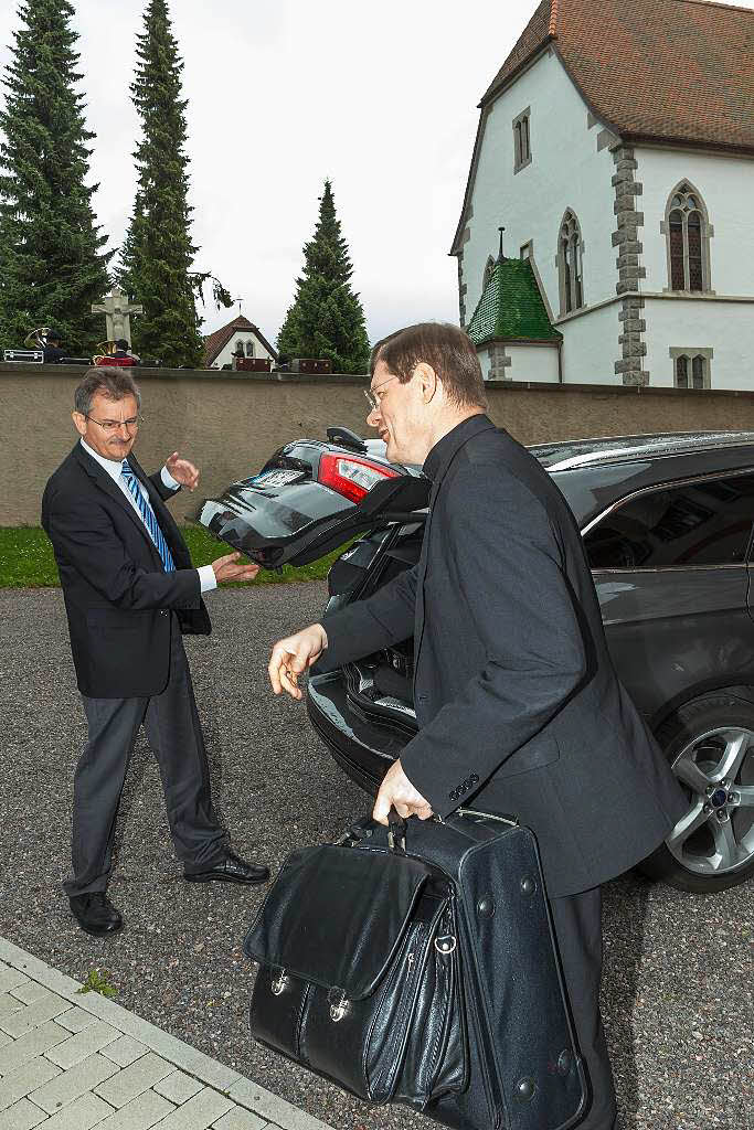 Erzbischof Stephan Burger prsentierte sich in Grafenhausen sehr voksnah, selbst sein Gepck trug er eigenhndig zum Auto