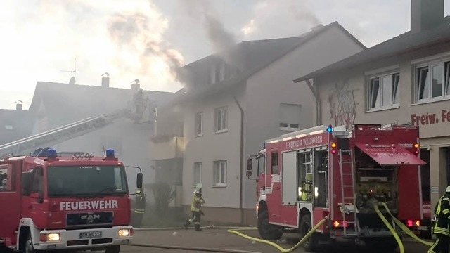 Feuerwehr und Rotes Kreuz waren mit einem Groaufgebot vor Ort.  | Foto: Peter Pagendarm 