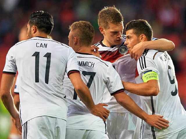 Erst verteilte Matthias Ginter (2.v.r....he an Kevin Volland (r.) nach dem 1:0.  | Foto: dpa