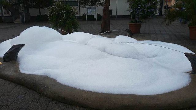 So sah der Brunnen auf dem Rathausplatz Efringen-Kirchen am Sonntagmorgen aus.  | Foto: gemeinde