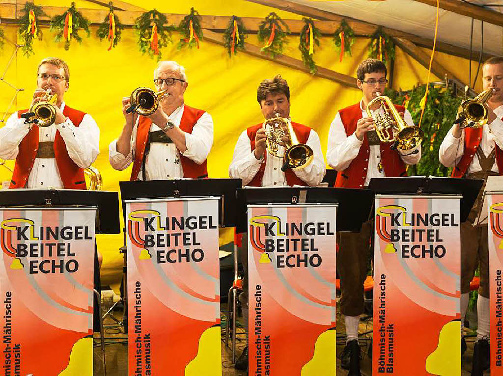 Musikformation "Klingelbeitelecho" aus Bachheim zu Gast im Zelt der Trachtenkapelle Rothaus