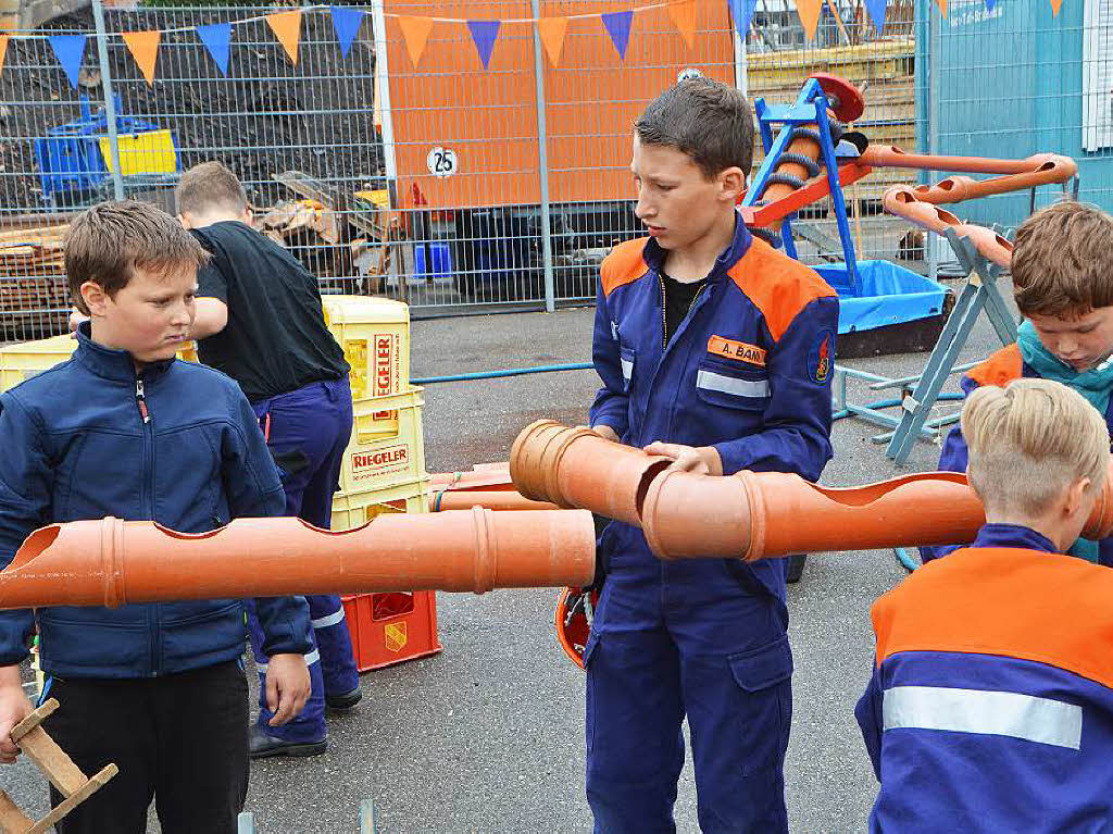 Die Feuerwehr-Jugend bereitete einen Spieleparcours fr Kinder vor.