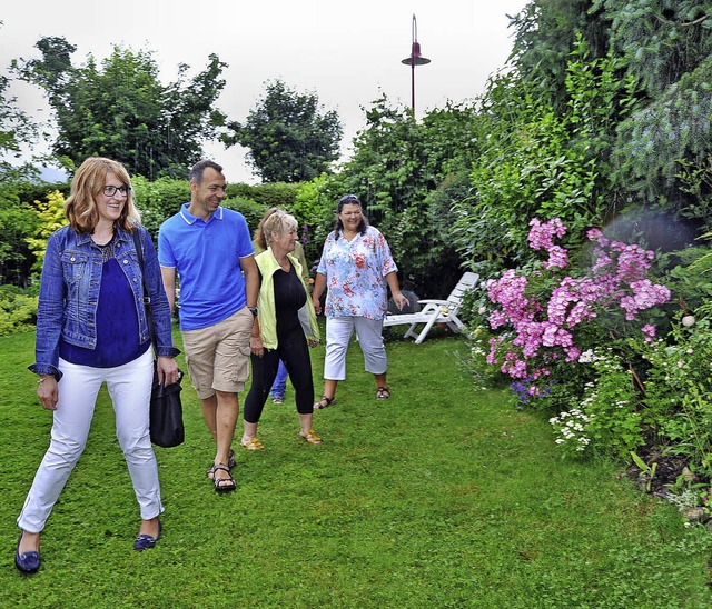 Roswitha Schultis (Zweite von rechts) ...urch den schnen Park nicht abhalten.   | Foto: Horst Dauenhauer