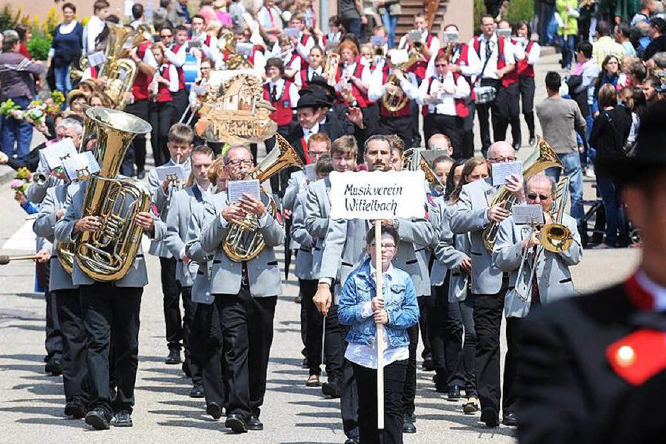 Trachtenumzug in Schweighausen zum 125-jährigen Bestehen des Musikvereins (Foto: WOLFGANG KUENSTLE ) Trachtenumzug in Schweighausen zum 125-jährigen Bestehen des Musikvereins (Foto: WOLFGANG KUENSTLE )