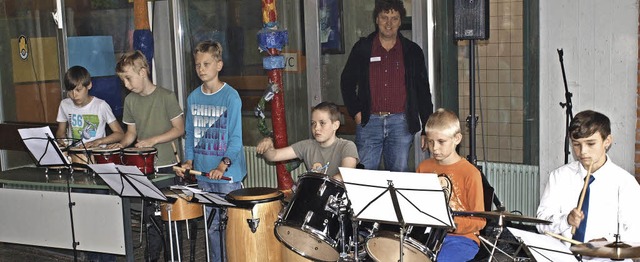Die Percussionsgruppe der Hellbergschu...s Aufsehen mit ihren heien Rhythmen.   | Foto: Paul Schleer
