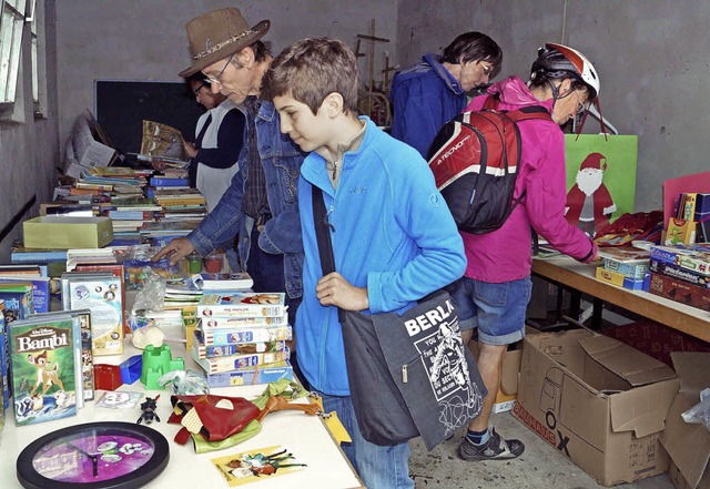 Gratis-Schnppchen gab es am Wochenend... zweiten Hol- und Bringbrse in Liel.   | Foto: Silke Hartenstein