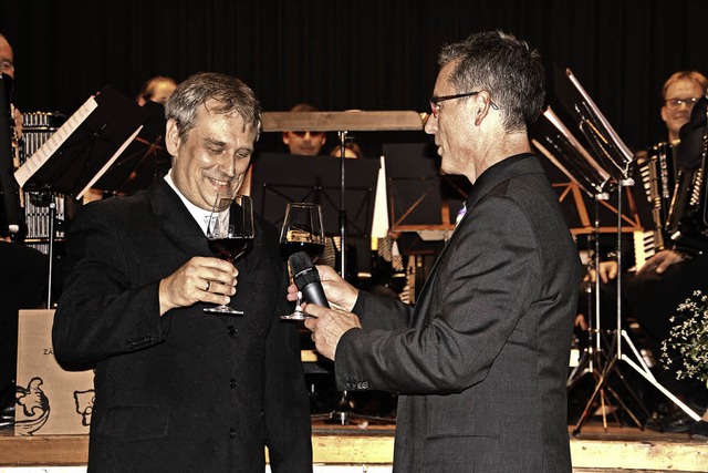 Bundesdirigent Stefan Hippe (links) un...alter beim launigen Rotwein-Glissando.  | Foto: Sabine Model