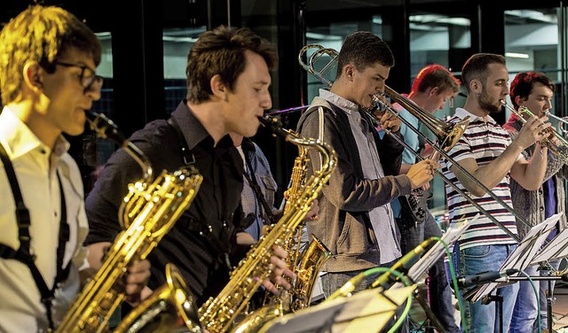 Vier Jugendbands &#8211; hier die Jazz...en die Aula der Heimschule vibrieren.  | Foto: Olaf Michel