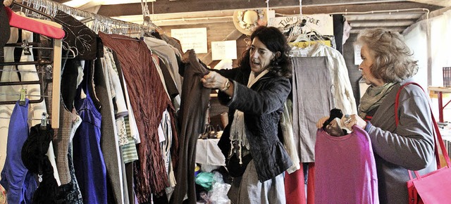Samt und Seide: Fast einer Edelboutiqu... die Reparatur der Theaterausstattung.  | Foto: Christa Maier